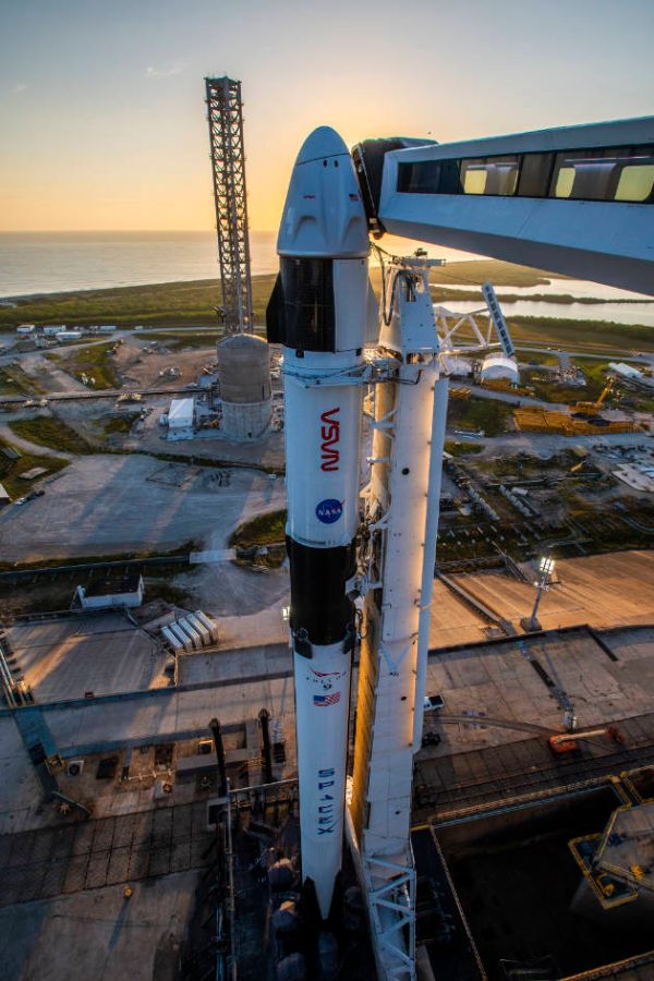 On the launch pad: the Crew Dragon capsule on top of the Falcon 9 rocket. (Image: NASA)